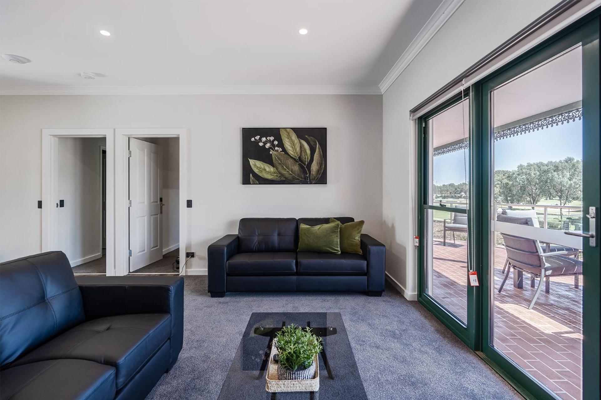 Hotel Yarrawonga Mulwala Golf Club Extérieur photo A living room with a large sliding door