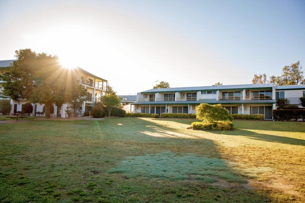 Hotel Yarrawonga Mulwala Golf Club Extérieur photo The Village, 2015