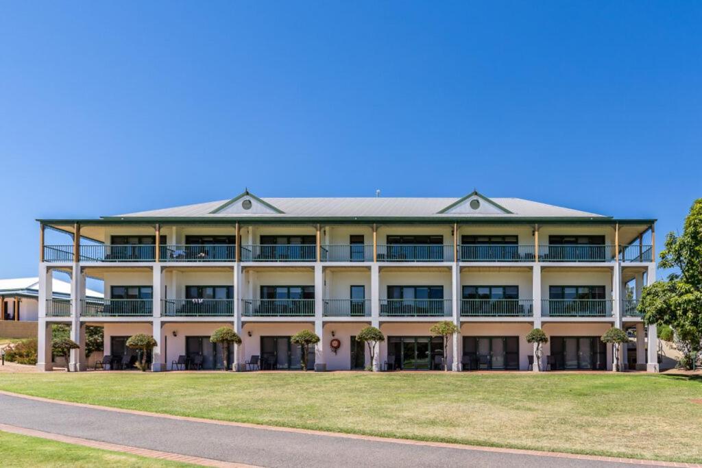 Hotel Yarrawonga Mulwala Golf Club Extérieur photo The Village, 2016