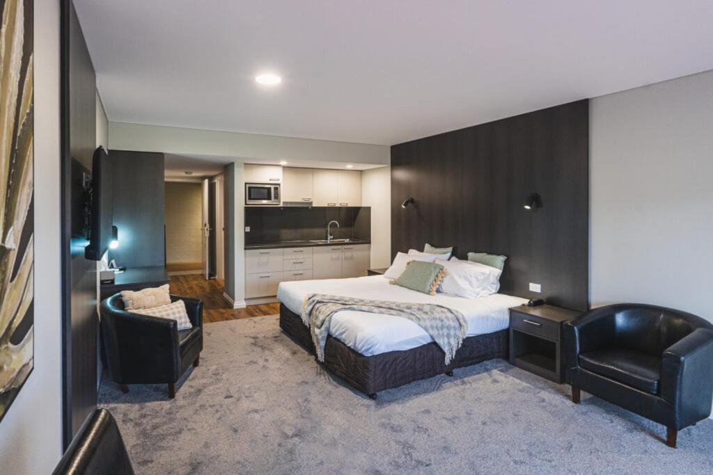 Hotel Yarrawonga Mulwala Golf Club Extérieur photo A typical studio apartment