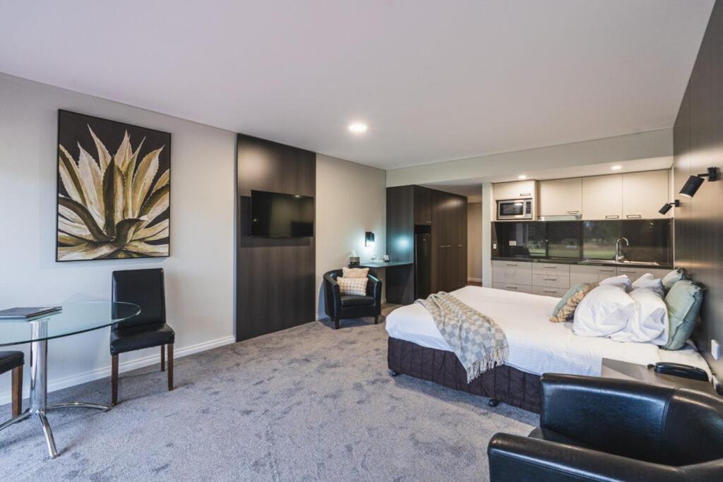 Hotel Yarrawonga Mulwala Golf Club Extérieur photo Studio apartment