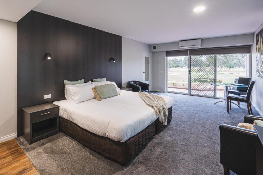 Hotel Yarrawonga Mulwala Golf Club Extérieur photo A suite at the hotel
