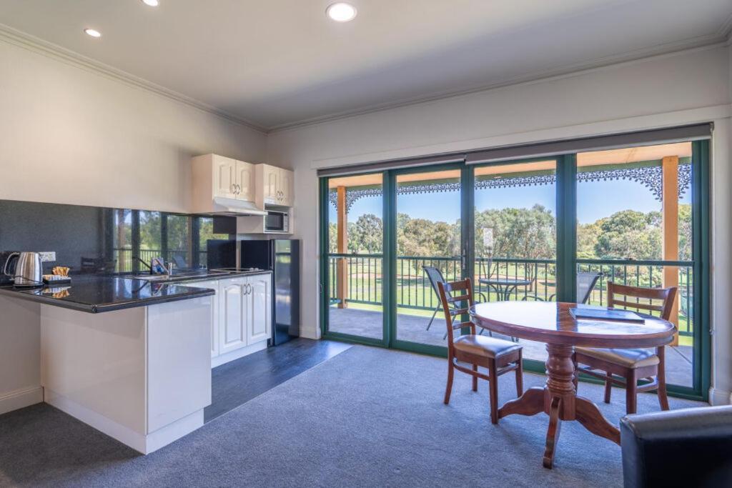 Hotel Yarrawonga Mulwala Golf Club Extérieur photo A typical apartment at the resort