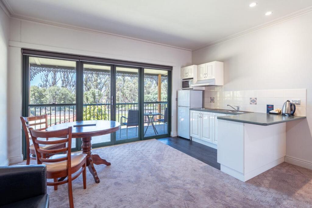 Hotel Yarrawonga Mulwala Golf Club Extérieur photo A typical apartment at the University of Western Australia