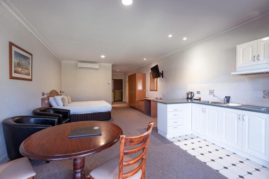 Hotel Yarrawonga Mulwala Golf Club Extérieur photo Studio apartment