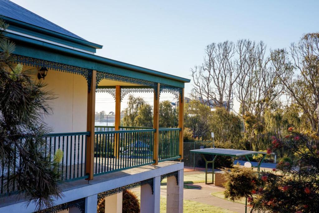 Hotel Yarrawonga Mulwala Golf Club Extérieur photo The verandah of the house