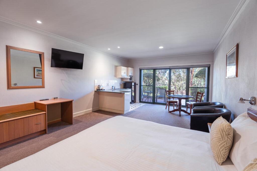 Hotel Yarrawonga Mulwala Golf Club Extérieur photo Studio Suite