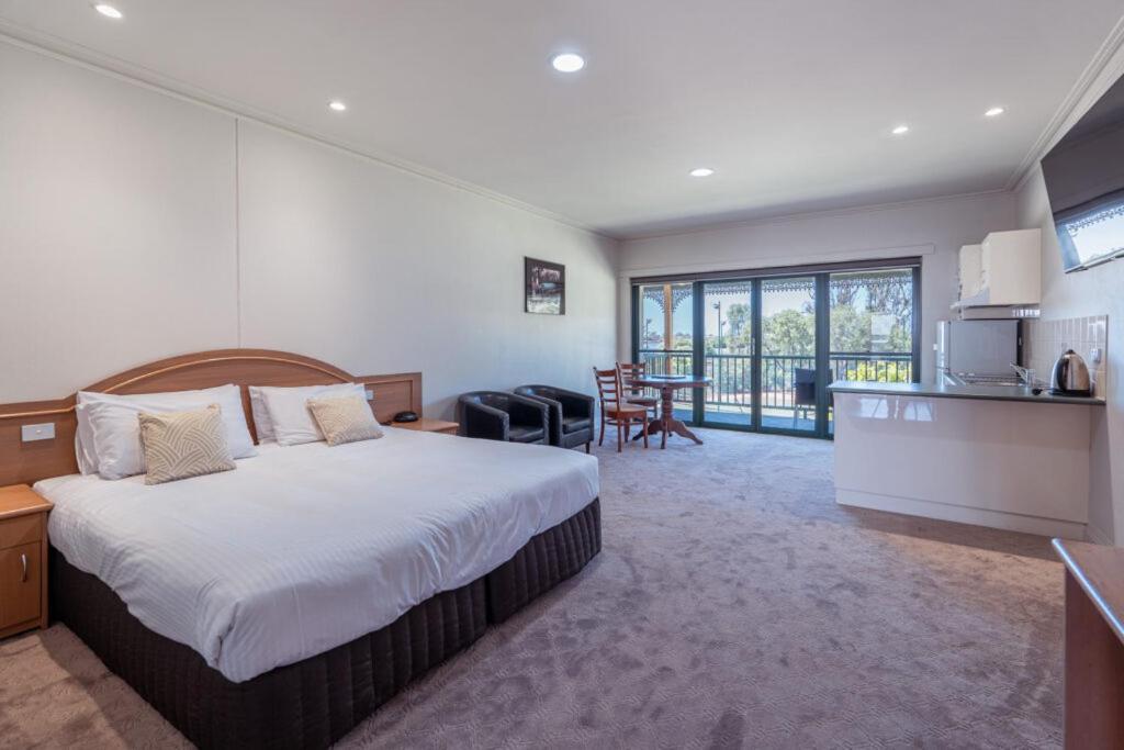 Hotel Yarrawonga Mulwala Golf Club Extérieur photo Studio Suite