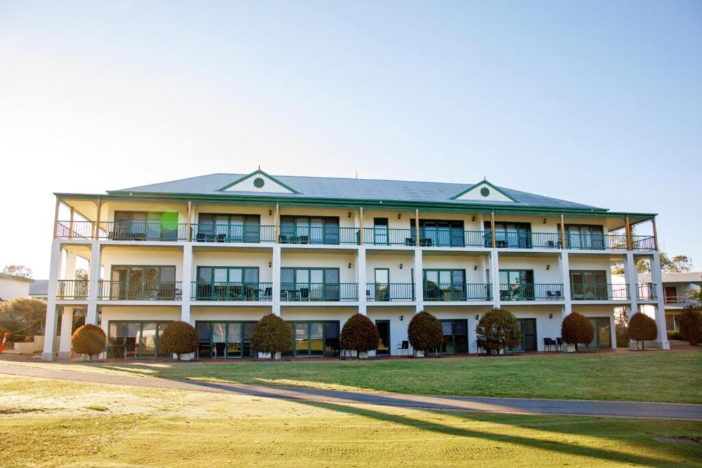 Hotel Yarrawonga Mulwala Golf Club Extérieur photo The clubhouse at the Links Lady Bay Golf Course