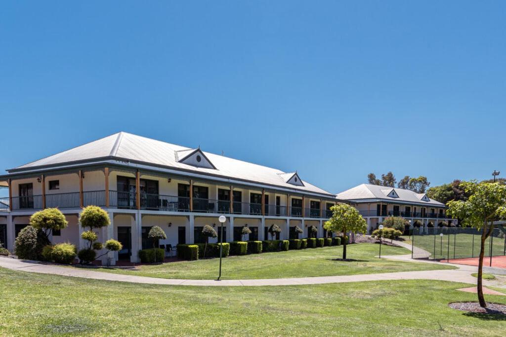 Hotel Yarrawonga Mulwala Golf Club Extérieur photo The school's main building