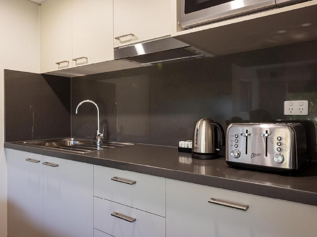 Hotel Yarrawonga Mulwala Golf Club Extérieur photo A typical kitchen in a student apartment
