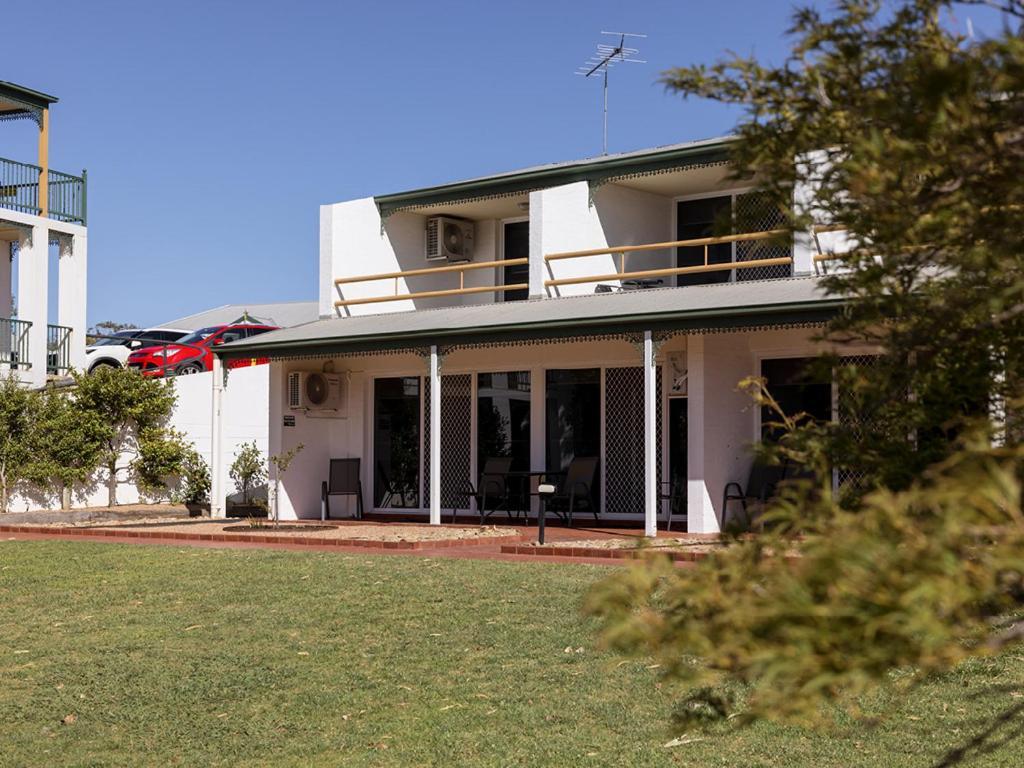 Hotel Yarrawonga Mulwala Golf Club Extérieur photo The house at 1001 North Beach Road, Esperance, Western Australia
