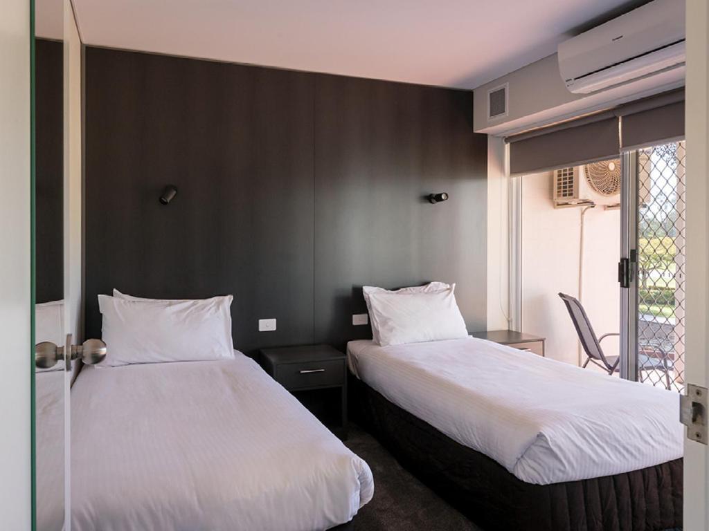 Hotel Yarrawonga Mulwala Golf Club Extérieur photo A typical room at the hotel