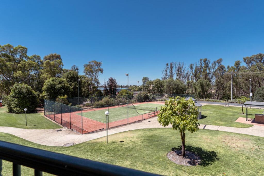 Hotel Yarrawonga Mulwala Golf Club Extérieur photo Tennis and netball courts at the University of South Australia's City Campus