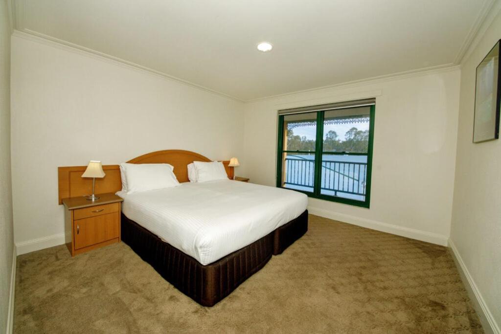 Hotel Yarrawonga Mulwala Golf Club Extérieur photo A bedroom at the hotel
