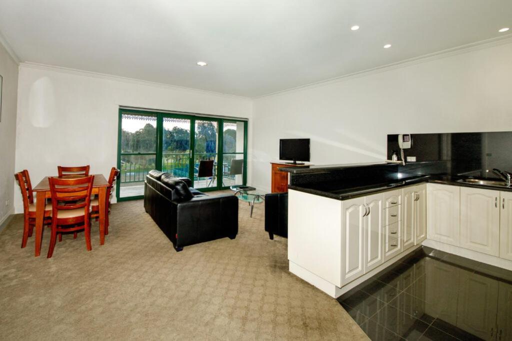 Hotel Yarrawonga Mulwala Golf Club Extérieur photo A typical apartment at the Village