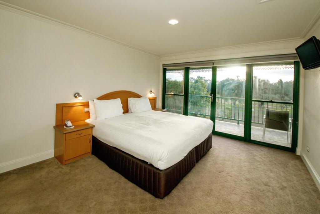 Hotel Yarrawonga Mulwala Golf Club Extérieur photo A bedroom at the hotel