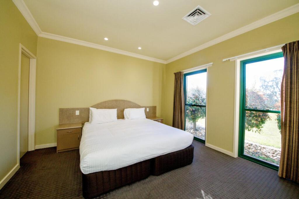Hotel Yarrawonga Mulwala Golf Club Extérieur photo A typical bedroom at the hotel