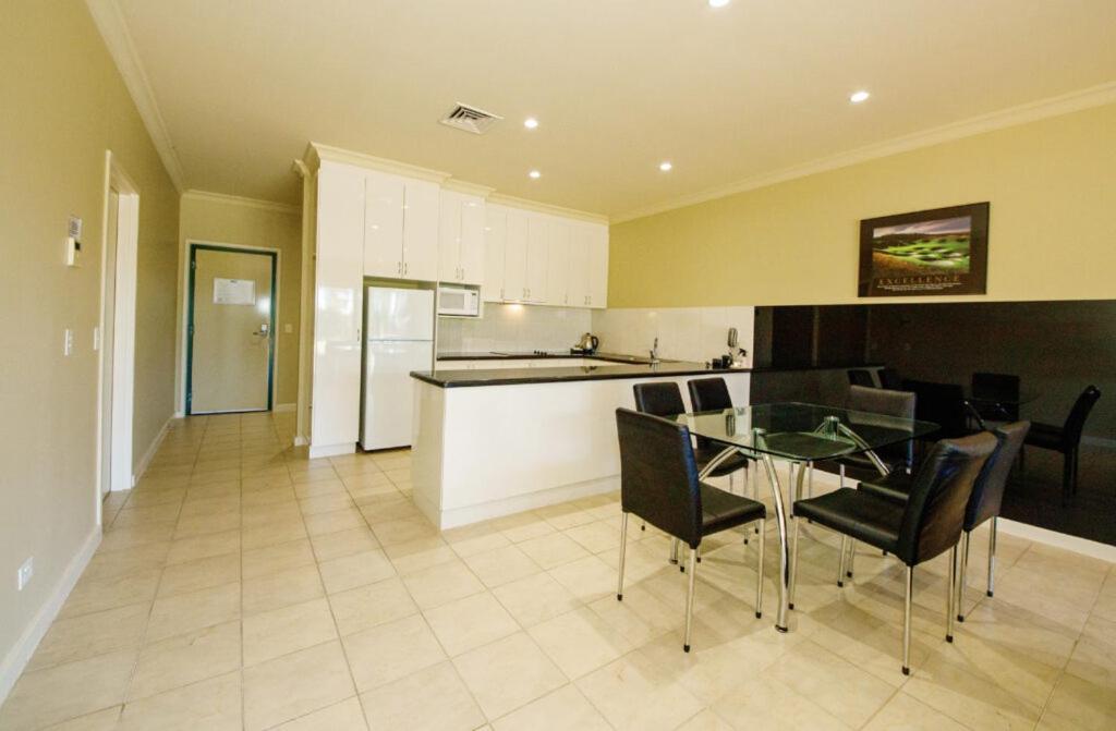 Hotel Yarrawonga Mulwala Golf Club Extérieur photo A kitchen in a typical apartment