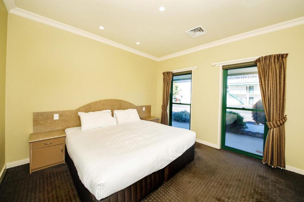 Hotel Yarrawonga Mulwala Golf Club Extérieur photo A bedroom at the hotel