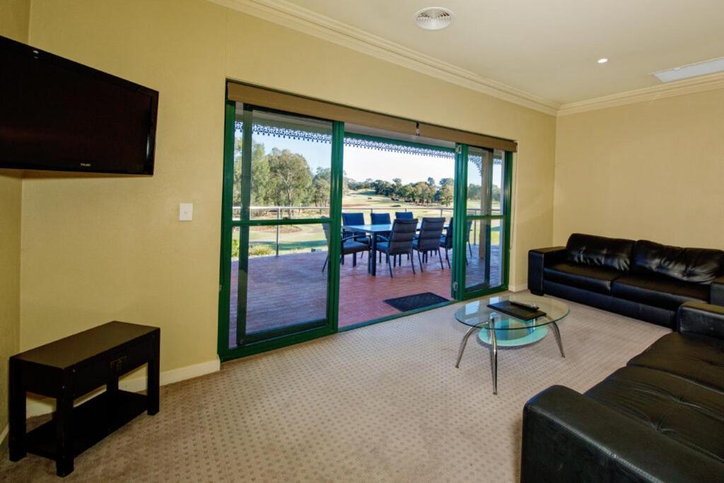 Hotel Yarrawonga Mulwala Golf Club Extérieur photo Living room with a view of the golf course