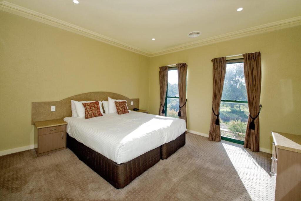 Hotel Yarrawonga Mulwala Golf Club Extérieur photo A bedroom at the hotel
