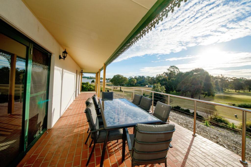 Hotel Yarrawonga Mulwala Golf Club Extérieur photo A balcony in Australia