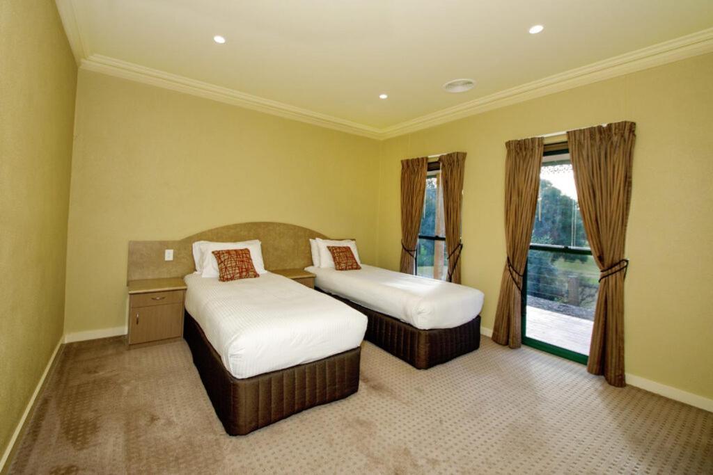 Hotel Yarrawonga Mulwala Golf Club Extérieur photo A bedroom at the hotel