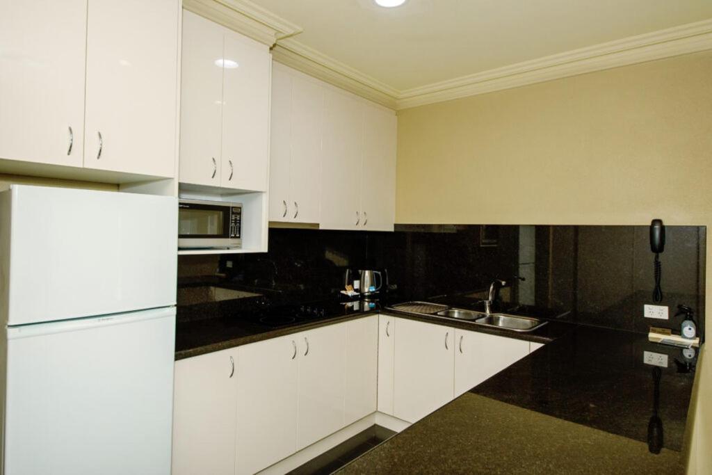 Hotel Yarrawonga Mulwala Golf Club Extérieur photo A typical kitchen in a student apartment