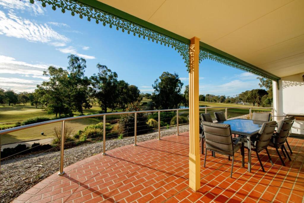 Hotel Yarrawonga Mulwala Golf Club Extérieur photo Clubhouse balcony