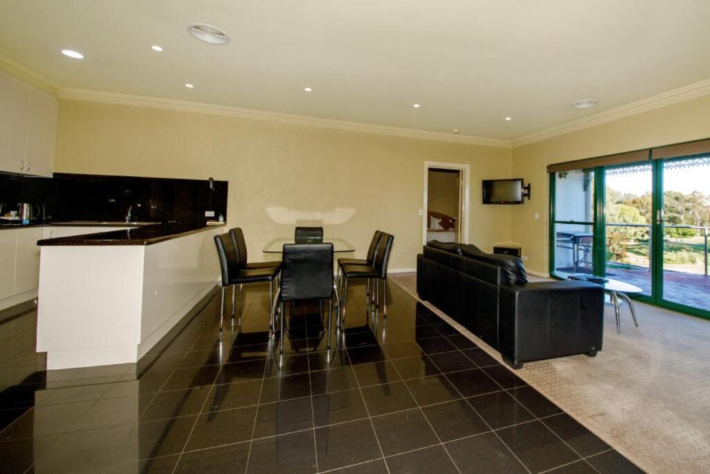 Hotel Yarrawonga Mulwala Golf Club Extérieur photo A typical apartment at the hotel