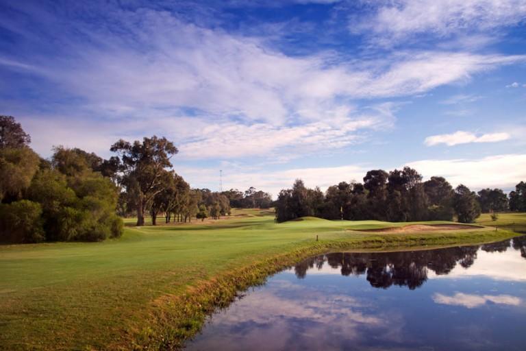 Hotel Yarrawonga Mulwala Golf Club Extérieur photo The 18th hole at the 2007 PGA Championship