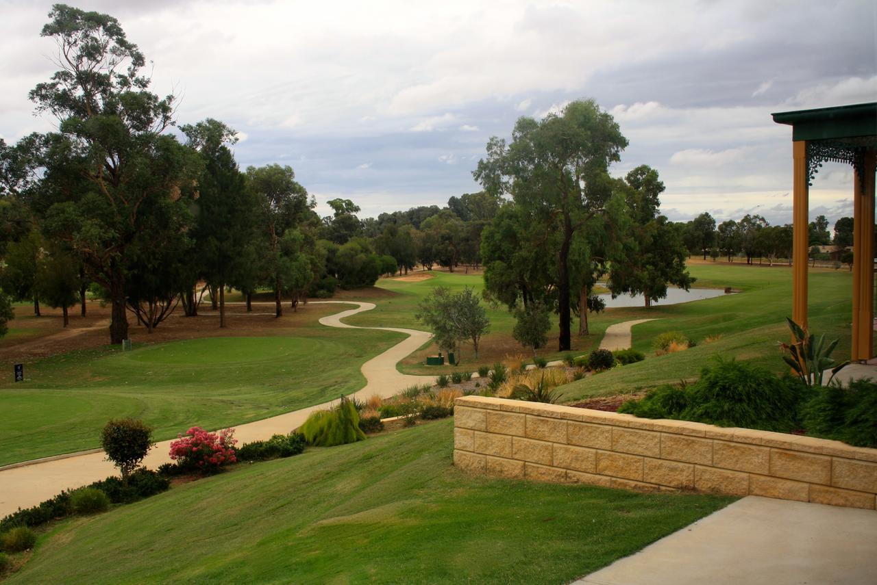 Hotel Yarrawonga Mulwala Golf Club Extérieur photo The 18th hole at the Vines Resort and Country Club