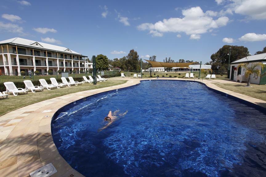 Hotel Yarrawonga Mulwala Golf Club Extérieur photo The pool at the Club Hotel