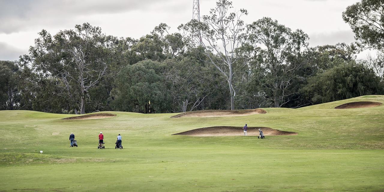 Hotel Yarrawonga Mulwala Golf Club Extérieur photo Golfers at the 2011 Australian PGA Championship