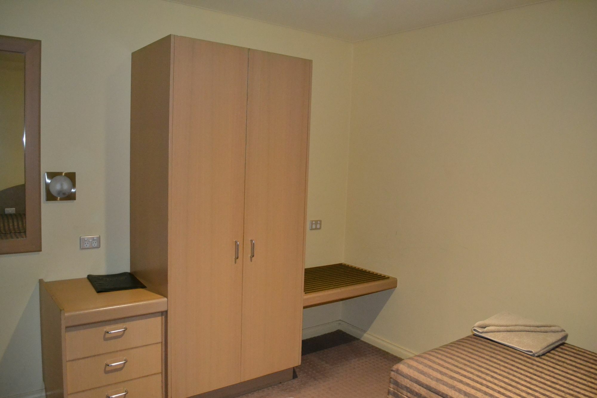 Hotel Yarrawonga Mulwala Golf Club Extérieur photo A typical bedroom in the halls of residence